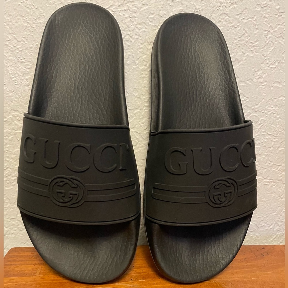 GUCCI INTERLOCKING G LOGO RUBBER SLIDES